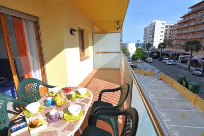 Image de Appartement confortable à 50m de la plage à Roses, Costa Brava! 2 chambres, terrasse, Tv satellite. Reserve maintenant!