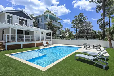 Image de Magnolia moderne de Grayton par Royal Destinations-immense piscine-accès à la plage proche