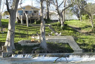 Image de Scenic Riverfront House sur un tronçon calme de Guadalupe - Cascade au large d'un porche