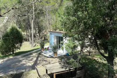 Image de Au coeur de la nature, un nid accueillant avec piscine pour se ressourcer