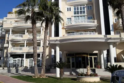 Image de Appartement luxueux avec vue directe sur la mer (Wifi gratuit, à 5 minutes de la plage)