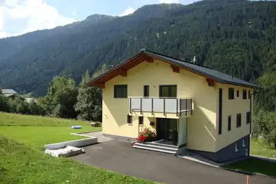 Image de Au milieu de la nature et pourtant situé au centre avec balcon, sauna, une connexion Wi-Fi