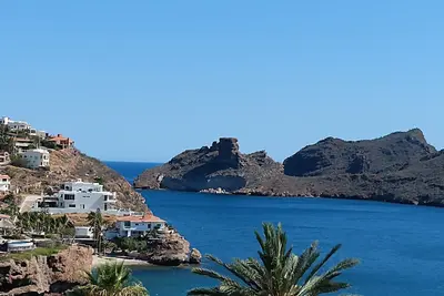 Image de Belle maison sur Hillside avec vue à un million de dollars surplombant l'océan et la baie