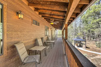 Image de Maison spacieuse Pinetop-Lakeside w / Hot Tub sur 1Acre!