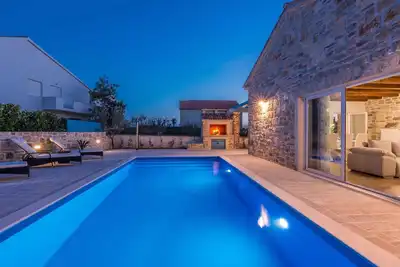Image de Villa avec piscine, air conditionné et barbecue