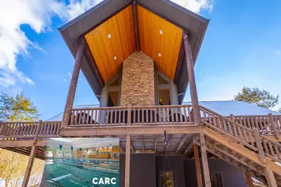 Image de Tranquille Et PRIVÉ (5 min du lac) w / Foyer EXTÉRIEUR, Hot Tub Xl Et Piscine