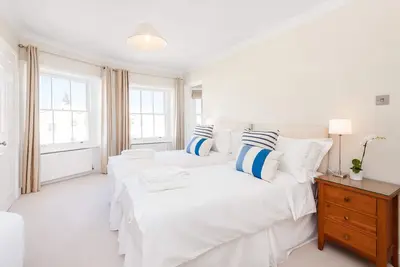 Image de Spacieuse propriété de 3 chambres dans un emplacement central classé de grade 1 avec vue sur la mer