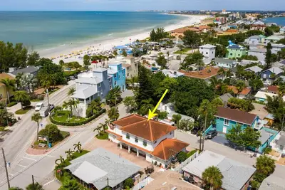 Image de Marchez pieds nus une minute jusqu'à la plage de sable blanc et les restaurants à proximité! Animaux ok