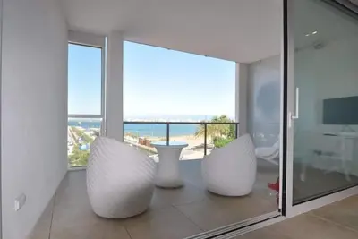 Image de Appartement de Luxe sur la Plage de Roses, Costa Brava! 2 chambres, vue sur la mer, connexion Wi-Fi gratuite. Reserve maintenant!