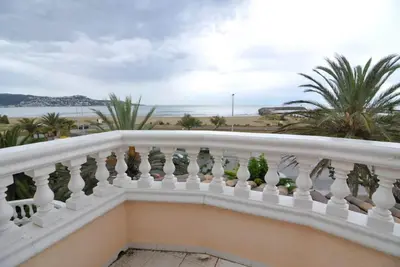 Image de Location de vacances à Empuriabrava, Costa Brava : Charmante villa à côté de la plage de La Rubina, parfaite pour les familles jusqu'à 6 personnes.