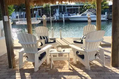 Image de Casa Nautica @ Kcb \/ totalement rénové \/ Nouveau Tiki Hut \/ 37. Club de 5 pi Dockage & Cabana
