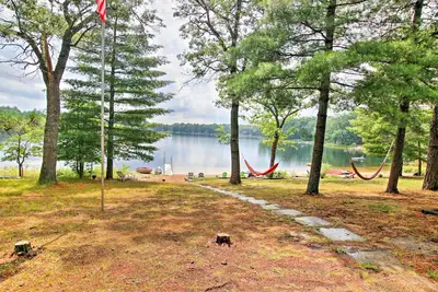 Image de Cabine confortable avec bateaux, foyer et pont sur le petit lac