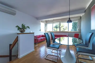 Image de Appartement panoramique exclusif avec terrasse et vue mer-à proximité des plages et du centre