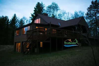 Image de Chalet Du Petit Lac: Ouvert 2020! 20 minutes de Marquette! Maison privée au bord du lac qui accepte les animaux!