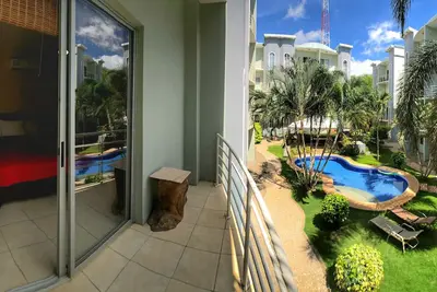 Emplacement! Emplacement! Grand condo bien équipé à 300 mètres de la plage, 2 piscines