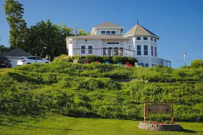 Image de 1 pâté de maisons de Ferry! Vue sur le lac -Sleeps 2 salle de bain privée complète avec jacuzzi