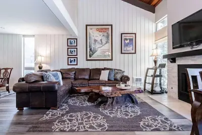 Image de Maison de ville améliorée à quelques pas de Canyon Lodge- Près de Ski in Ski Out- 8 personnes
