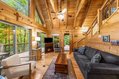 Image de 2016 cabine nouvellement construite à quelques minutes du centre-ville de Gatlinburg!