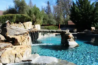 Image de Maison dans la région de Yosemite avec accès privé à la rivière, superbe piscine - parfait pour les familles