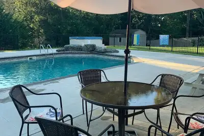 Image de Parc comme cadre avec une piscine privée et un bain à remous, à quelques minutes des plages de la région