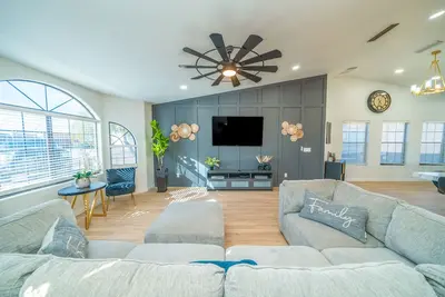 Image de Confortable Pet Friendly Havasu Accueil. Piscine, stationnement pour véhicules de camping