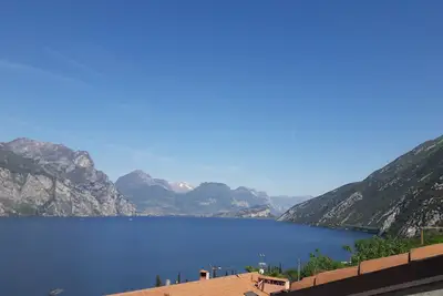 Image de Penthouse avec terrasse avec vue sur le lac de Garde Ă Malcesine (Vr)