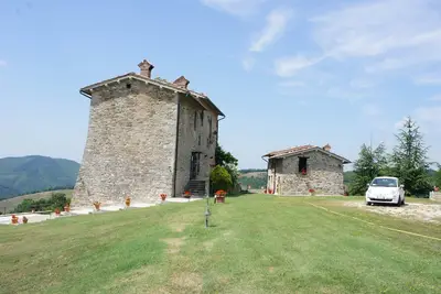 Image de Chateau Prive' Gubbio Perugia Ombrie, 8 personnes, jacuzzi, jardins, bbq terrace