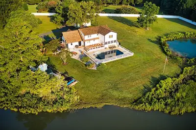Image de Vrai Centre-Ville De Saint Michaels 5. 5 Acre Waterfront w \/ Pool! ! !