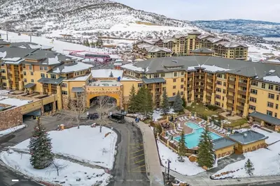 Image de Ski In / Out À Gondola - Côté piscine / Vue sur la montagne - Forfait Hiver Disponible