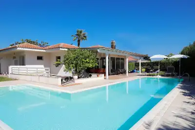 Image de Villa avec piscine privée, à 300 mètres de la mer. . . ! ! !