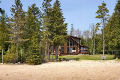 Image de North Shore Retreat : Directement sur le lac Michigan, Animaux Domestiques, Wifi et Câble!