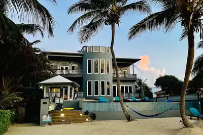 Image de SPÉCIAL ÉTÉ Et Automne! Une maison Incroyable. . . Luxe pieds nus en bord de mer!