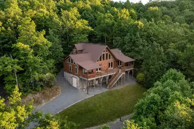 Image de Highrock Retreat: Dine-in Wine Cellar / Luxury / Mtn Views
