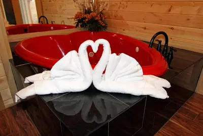 Image de Billets Gratuits de plus de 700 $, Cabine isolée, Vues, Bain à remous, Jacuzzi, Internet, Gatlinburg / Pf