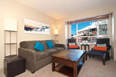 Image de Nov 2018 entièrement rénové Condo on Village se promener avec l'un des meilleurs ponts dans le village