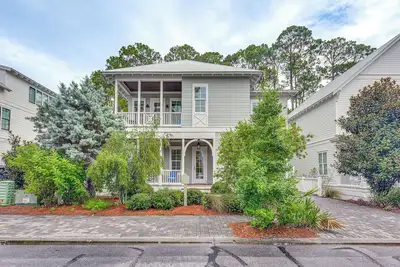 Image de Grand et moderne Santa Rosa Home - Walk to Beach!