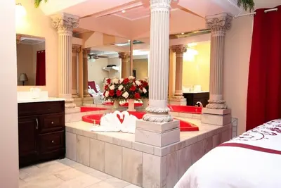 Image de Billets Gratuits de plus de 700 $, jacuzzi, spa, lit king size, Internet, à 5 minutes de l'aquarium