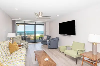 Image de Superbe condo de 2 chambres en bord de mer avec terrasse panoramique, vue imprenable, piscine extérieure chauffée, accès WiFi gratuit et décor élégant situé dans le centre-ville et à quelques pas de la plage!