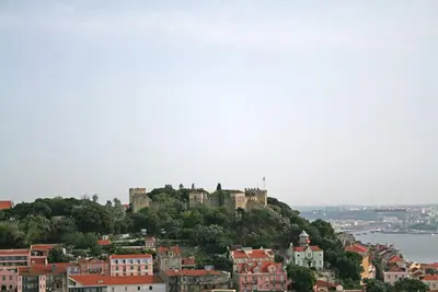 Image de Appartement tout confort, vue Tage et château, garage optionnel\/Wi-Fi, A\/C