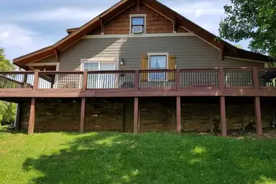 Image de Summer House en face de French Broad River avec 6 tubes gratuits pour les clients!