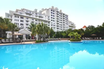 Image de Superbe Condo-BaytowneVillage à quelques pas * Vue sur la baie et le terrain de golf * Piscine / Plage / Salle de sport