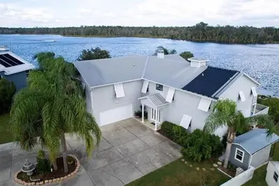 Image de Million Dollar House et vue sur la rivière principale. Pour 15 personnes. Piscine, quai, kayaks.