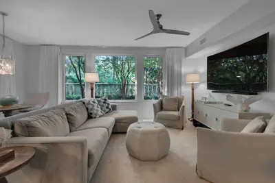 Image de Bellement DÉCORÉ Avec Votre Propre Cour PRIVÉE! ÉTAPES De La Piscine Et De La Salle À Manger