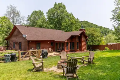 Image de Bear N Grace - Cabine Boone avec Big Yard dans une communauté tranquille avec bain à remous, foyer!