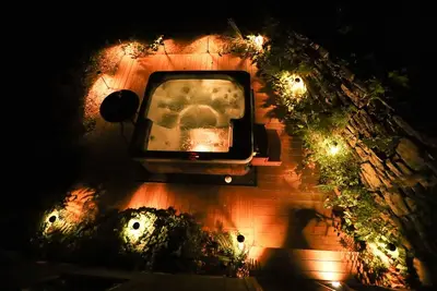 Image de Woodland Retreat avec Hot Tub & Decks, à 3 km du centre-ville!