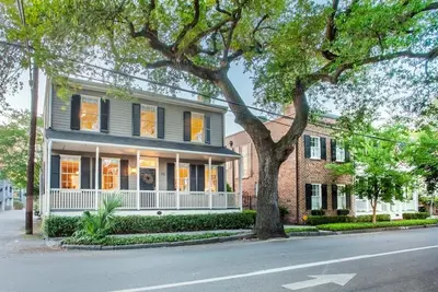 Image de Restez local à Savannah: maison restaurée de 1816 avec cour privée, Parking