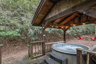 Image de Les Deux Cabines Sont À Vous! Cabine ouverte en plein air, cheminée, salle à manger est à vous.