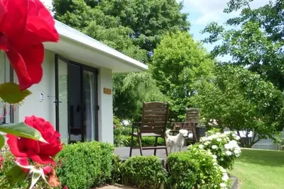 Image de Maison de quête de jardin privée spacieuse et de bon goût