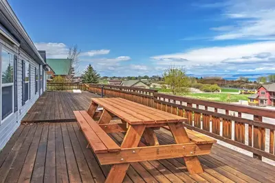 Image de Immenses terrasses et table de billard! 3 Kings / 1 Queen / 9 Twins dans ce 5br / 2. 5ba Accueil!