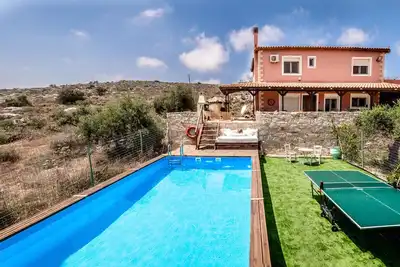 Image de Villa Elise, Belle maison, A \/ C, piscine privée, tennis de table.